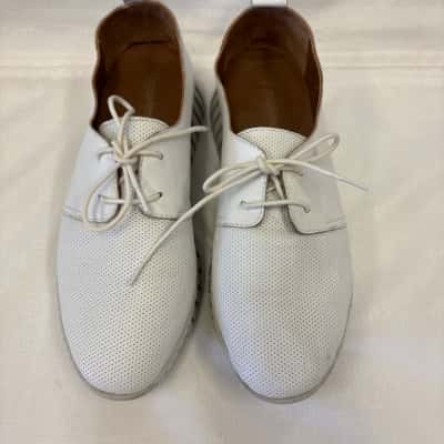 Diana Ferrari Tichalina Womens  Size 40 Sneakers White 