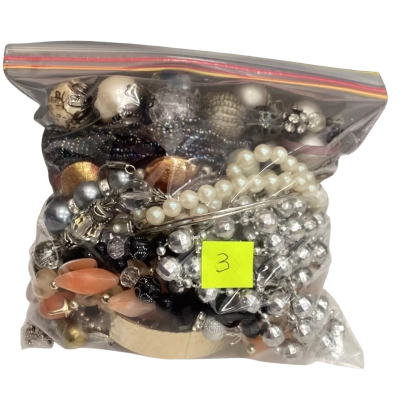 Assorted bag of jewellery (3)