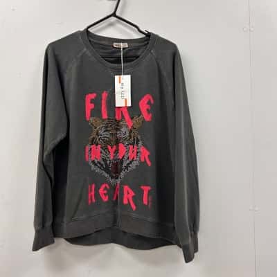BRAND NEW MY IZZI SEQUINNED WINDCHEATER. SIZE M/L