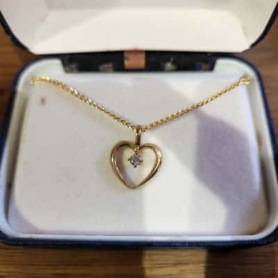 Ladies 9ct Gold Pendant w/ Clear Stone - COMPLIMENTARY GOLD COLOURED CHAIN