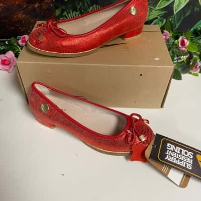 UGG Womens Size 7 Heels Red 