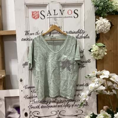 WEDNESDAY LULU BRAND! Womens  Size One Size Short Sleeve Shirt Green! MADE WITH A LINEN COTTON BLEND! MADE IN ITALY! GREAT FOR A CASUAL LOOK WITH A LITTLE DETAIL IN THE STAR SHAPE! 