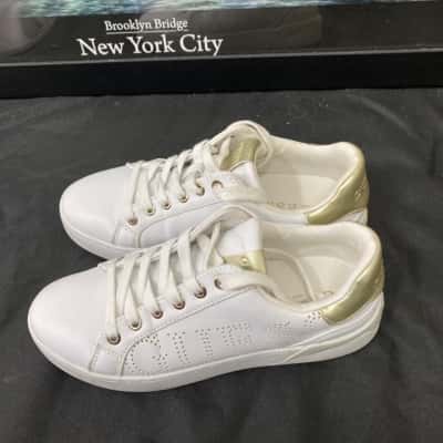 Guess Womens  Size 7 Sneakers White 