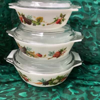 Vintage JAJ Pyrex - 3 Casserole Dishes With Lids.