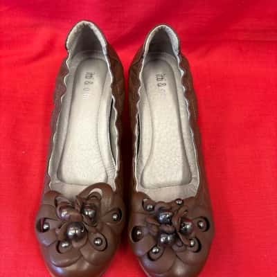  Women's Itti & Otto   Size 38 Heels featuring a Decorative Floral Appliqué Brown 