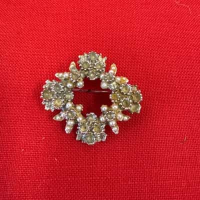  Women's Collectable Vintge Costume Wreath Like Pattern Brooch Stamped V676