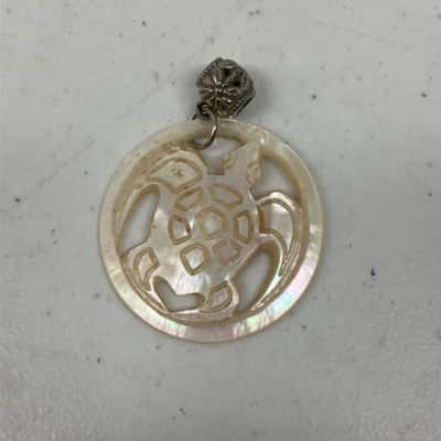 Women’s Handcarved? Mother Of Pearl? Turtle Pendant