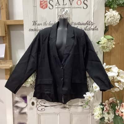 CITY CHIC BRAND!  Womens  Size 16 / S Blazer Black! BNWT! MADE WITH A LINEN BLEND! GREAT FOR ADDING A FORMAL STYLE WITHOUT THE ADDED HEAVINESS! SOFT AND LIGHTWEIGHT! GREAT FOR ANY EVENT!