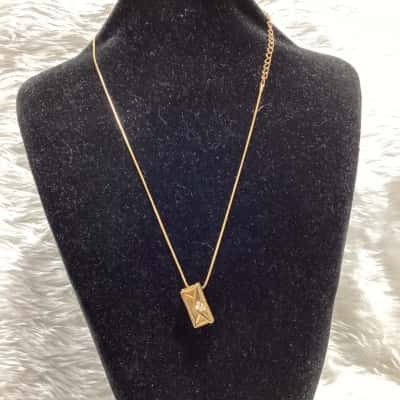 Avon Womens Charm Necklace 