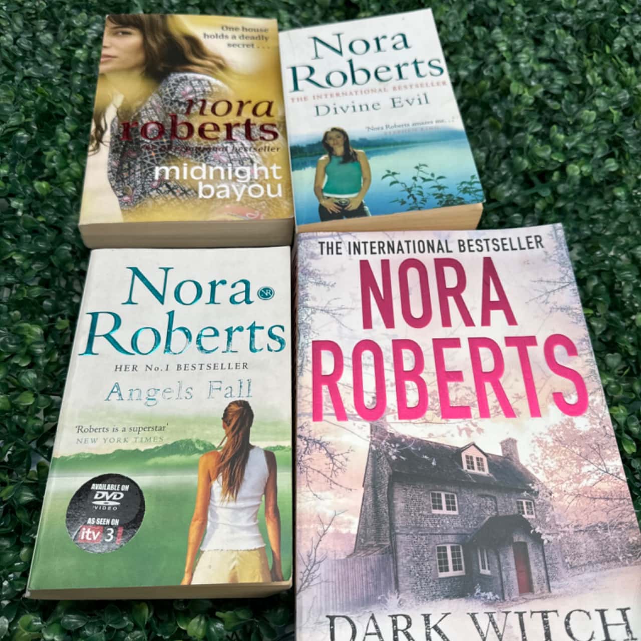 Nora Roberts x4 novels (2)