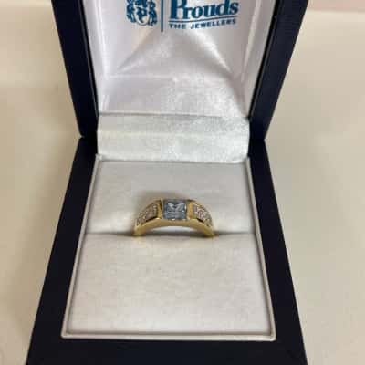 Stamped 375 Yellow Gold and Topaz Ring 