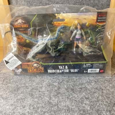 JURASSIC CAMP CRETACEOUS YAZ & VELOCIRAPTOR 