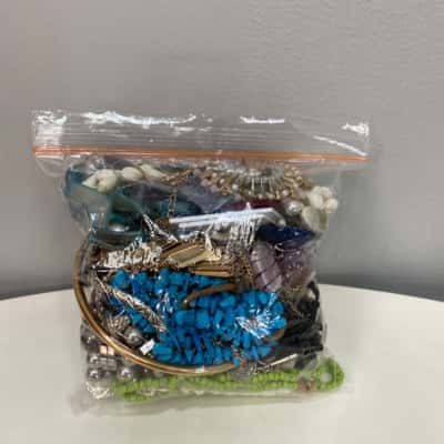 Mixed / Broken costume Jewellery- 1kg bag (A)