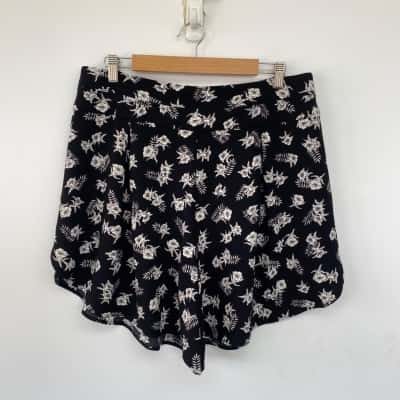 Country Road Black White Floral Shorts  Size 14 