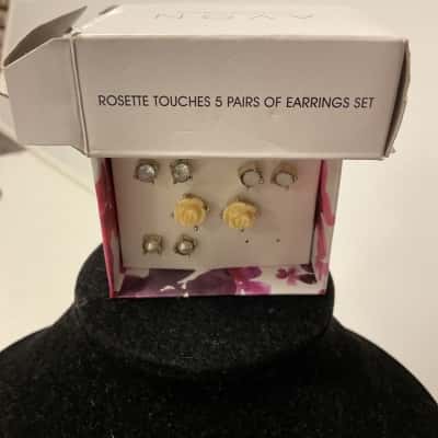 Avon rosette touches  Stud Earrings Cream / Pearl / Silver tones