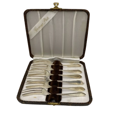 Vintage Grosvenor EPNS A1 6 Cake Forks in Snap Shut Case      (Brica)