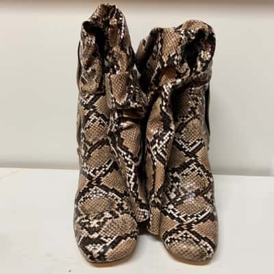 Pretty Little Thing Womens  Size 8 Heels Animal print