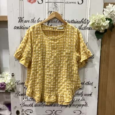 Worthier Brand! 70% LINEN CHECKED YELLOW & WHITE PATTERNED RUFFLE SLEEVE AND HEMLINE SHIRT! Womens  Size M / S Short Sleeve Shirt / Short Sleeve Top Checked / Pattern / White / Yellow 