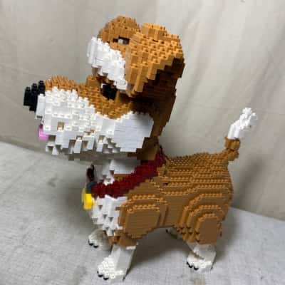 Jekca dog sculpture, specifically the English Springer Spaniel model 1,090 pieces and utilizes a patented locking technology