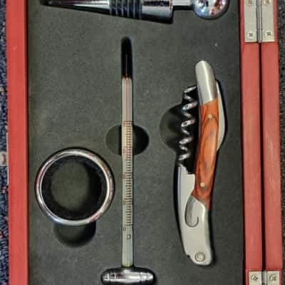 Wine stoppers and gift set