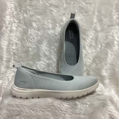 Skechers Womens  Size 5 Cream / Green 