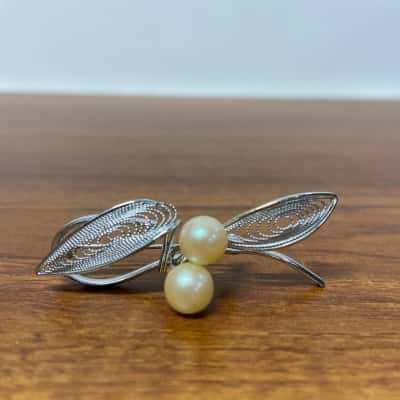 Vintage silver coloured filigree floral brooch 