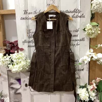 The Fated Brand! BNWT TRENDY SLEEVELESS BUTTON UP MIDI DRESS WITH ATTACHED SASH TIE! Womens  Size 12 Bodycon Dress / Midi Dress / Sleeveless Dress  Brown 