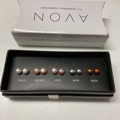 Avon Womens Earrings freshwater Pearl stud set