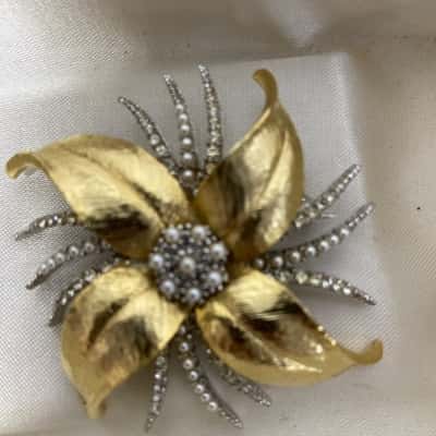 Vintage gold toned brooch