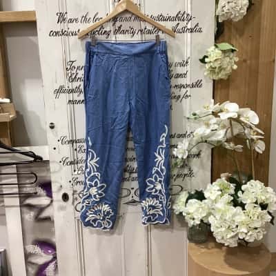 ONCE/WAS BRAND! Womens  Size 2 High Waisted Pants / Straight Leg Pants Blue / Pattern / White! BEAUTIFUL DENIM LOOK PANTS WITH WHITE PATTERN ON THE LEGS! PERFECT FOR ADDING SOME FUNK TO ANY OUTFIT!