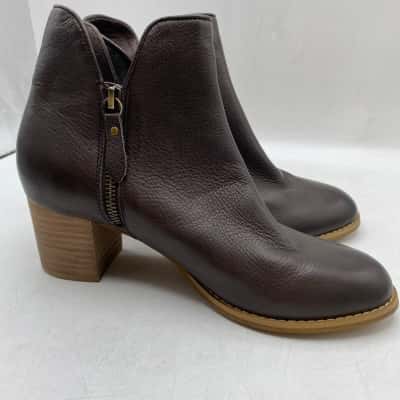 NWOT Django & Juliette  Womens  Size 38 Chocolate Brown Leather Ankle Boots Double Zipper 