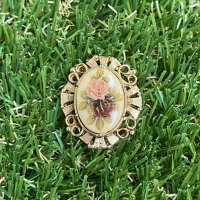  Womens Gold Tone Ceramic Centre Rose Brooch