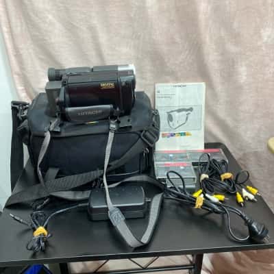 Hitachi VM -E578LE Video Camera Recorder with Accessories 