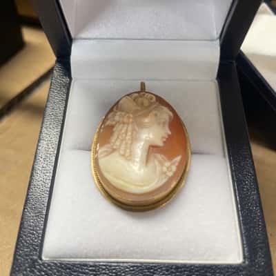 Vintage Cameo Pendant/brooch 18k Gold