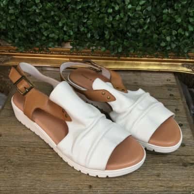 Django & Juliette  Madis white sandals 