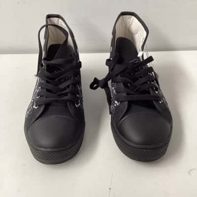 The gnarly shop Size 8 Sneakers Black  / Green / White 