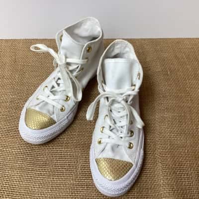 Converse Womens  Size 7 White 