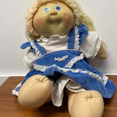 1986 Cabbage Patch kids doll who long blonde hair and blue eyes