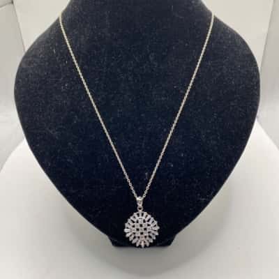 Womens silver chain and pendant 