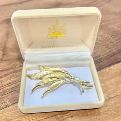 Vintage Gold Leaf Design Pearl Detail Brooch 