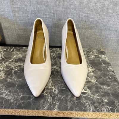 Eos Womens  Size 36 Heels Ivory