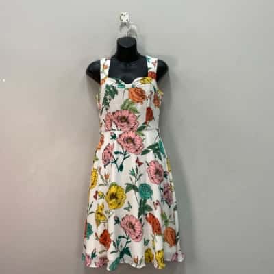 Review Womens  Size 8 Floral Knee Length Dress 