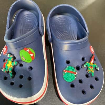 Crocs Kids sandals size 1 navy bleu with ninja turtles charms