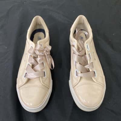  Womens  Size 40 Flats Cream 
