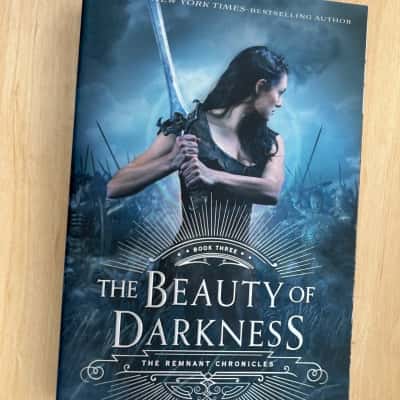 The Beauty of Darkness, Mary E Pearson