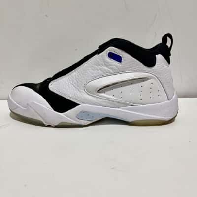 Jordan Mens  Size 43 Trainers Black  / White 