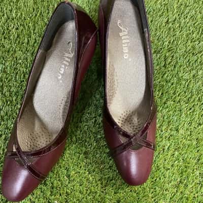  Womens  Size 6 Allino heels burgundy 