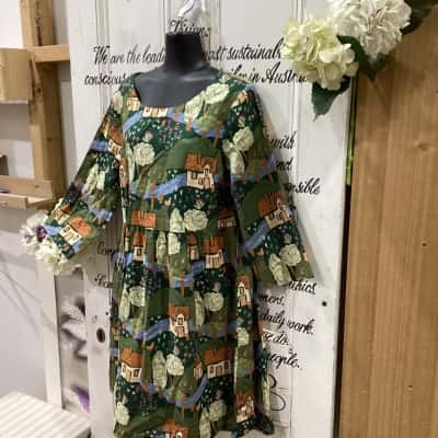Princess Highway Brand! AN EYE CATCHING BABY DOLL DRESS ADORNED WITH HOUSE AND TREES PATTERN! Womens  Size 10 Babydoll Dress / Long Sleeve Dress / Midi Dress Green / Multicoloured / Olive / Pattern 