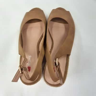 I Love Billy Womens Tan Wedge shoes size 39