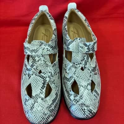  Women's  Jenny-Lee Flats Snake Skin Print Leather Crisscross Woven Strap Design 